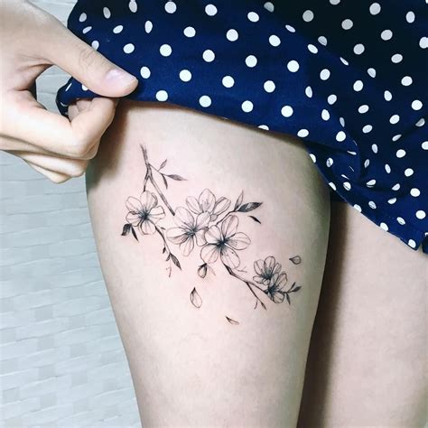 tattoo flor na coxa feminina|30 Ideias Incríveis de Tatuagens na Coxa para Inspirar Você